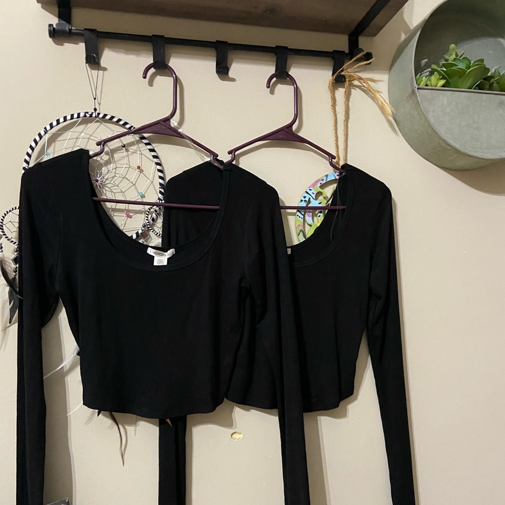 Back to the basics: blk long sleeve crop tops